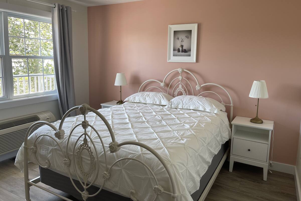 Romantisk suite, 2 soverom, kjøkken, utsikt mot bukt (Master) | Senger med Select Comfort-madrass, minibar og lydisolert