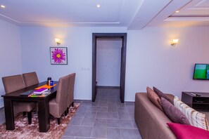 公寓, 2 间卧室 | 起居区 | 平板电视