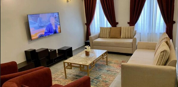 特级公寓, 3 间卧室 | 起居区 | 平板电视