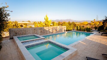 Piscina externa, guarda-sóis, espreguiçadeiras