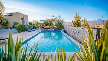 Utendørsbasseng, bassengparasoller og solsenger