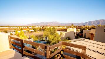 Decoración personalizada, muebles diferentes y cortinas blackout