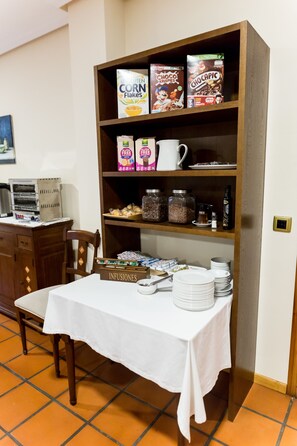 Se ofrece un desayuno bufé todos los días (por un coste adicional)