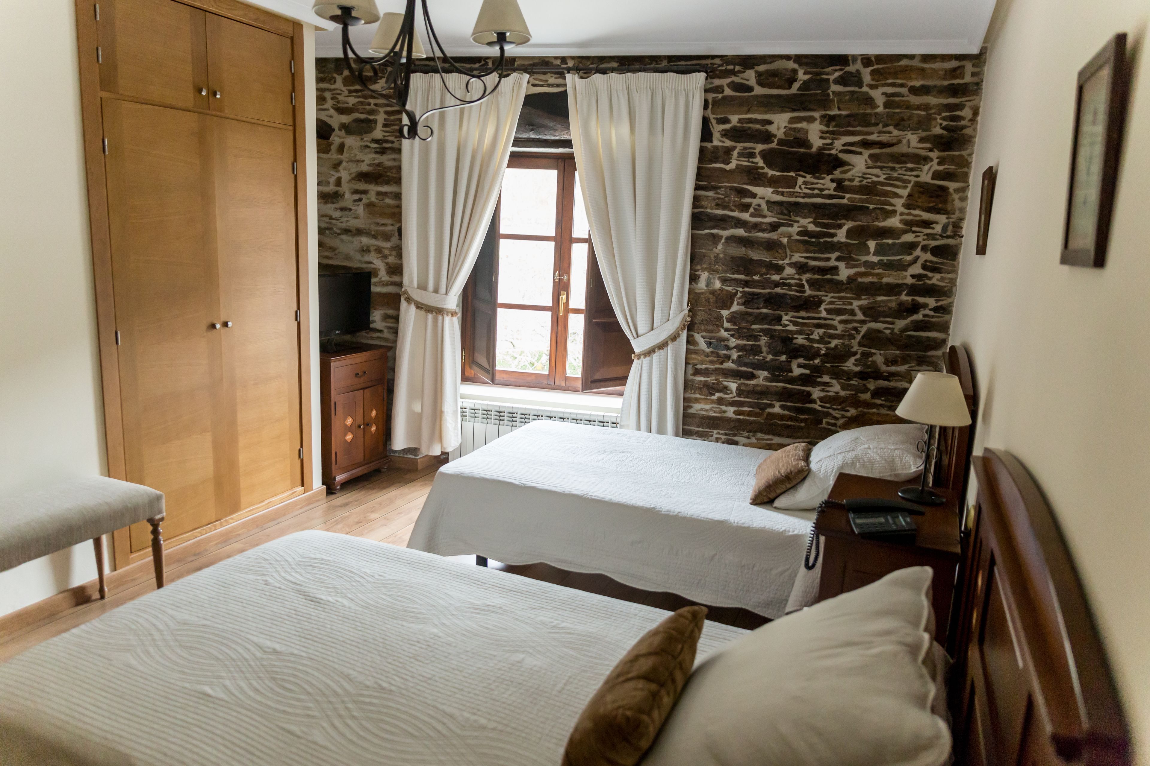 triple room | desk, free cots/infant beds, free wifi