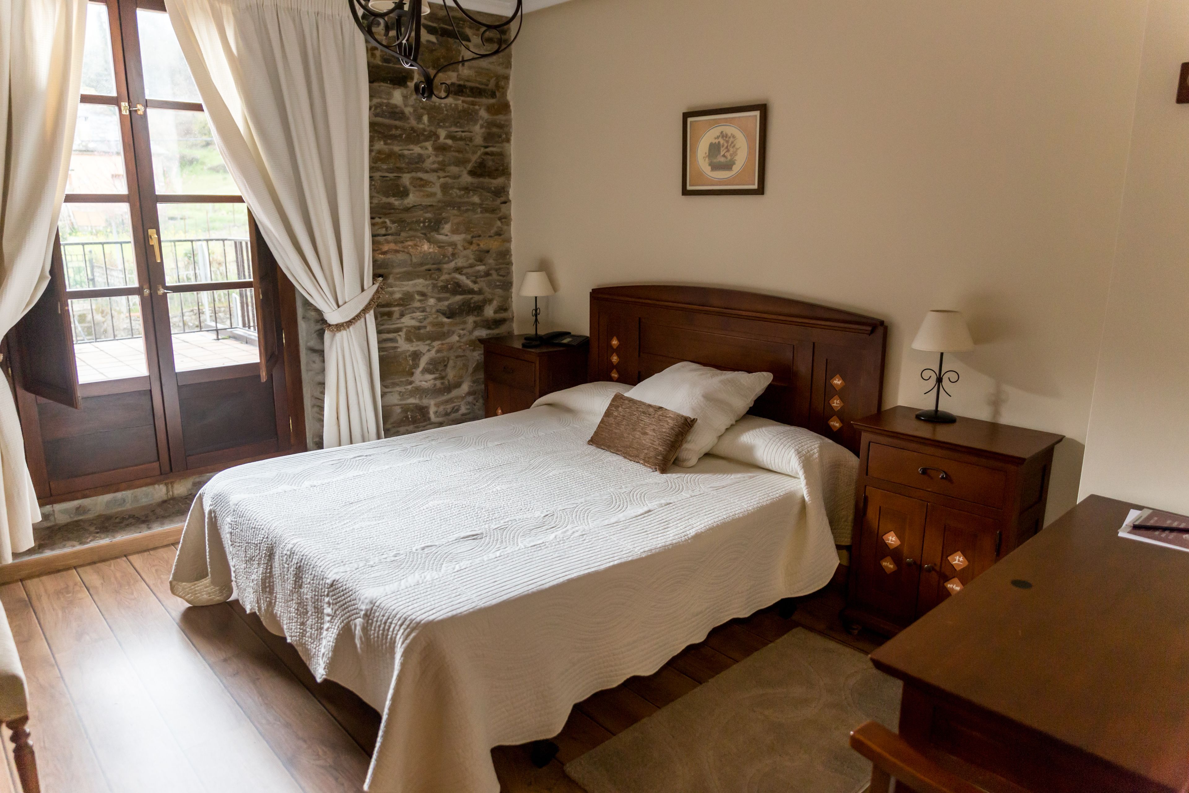 double or twin room | desk, free cots/infant beds, free wifi