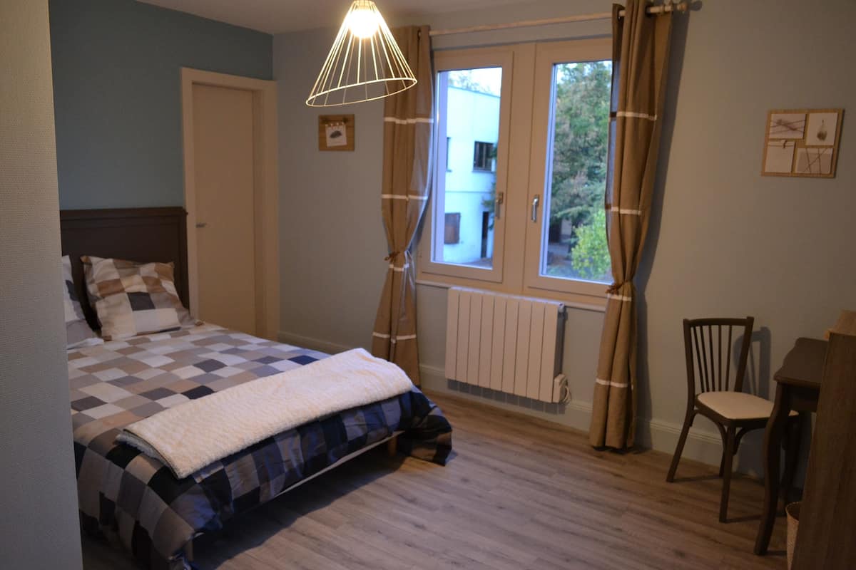 1 habitación, decoración personalizada, muebles diferentes y escritorio