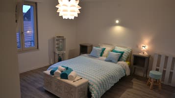 1 bedroom, individually decorated, individually furnished, desk
