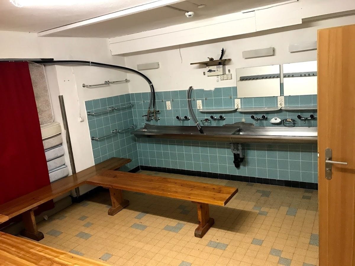 shower, free toiletries, towels