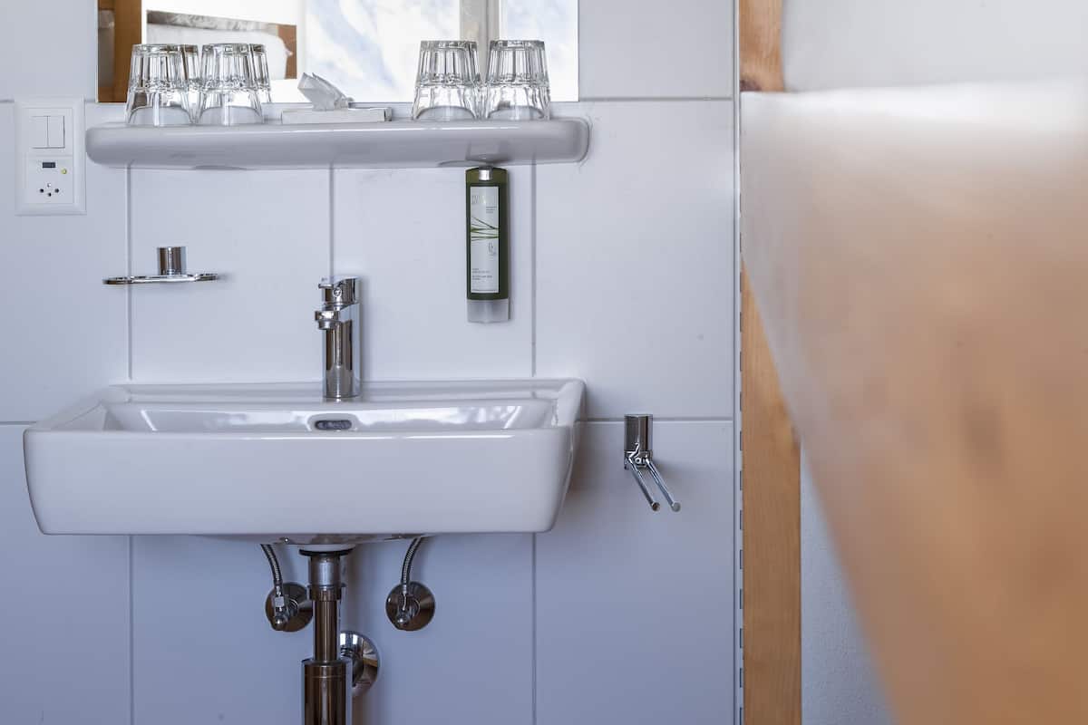 Ducha, artículos de higiene personal gratuitos y toallas