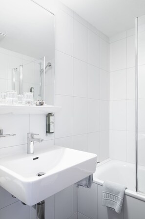 Suihku, ilmaiset hygieniatuotteet, pyyhkeet