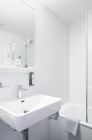 Shower, free toiletries, towels