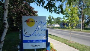 A sign for Marshall's Bay Port Lodging advertising a vacancy. - Bay Port Lodging (Frankfort)