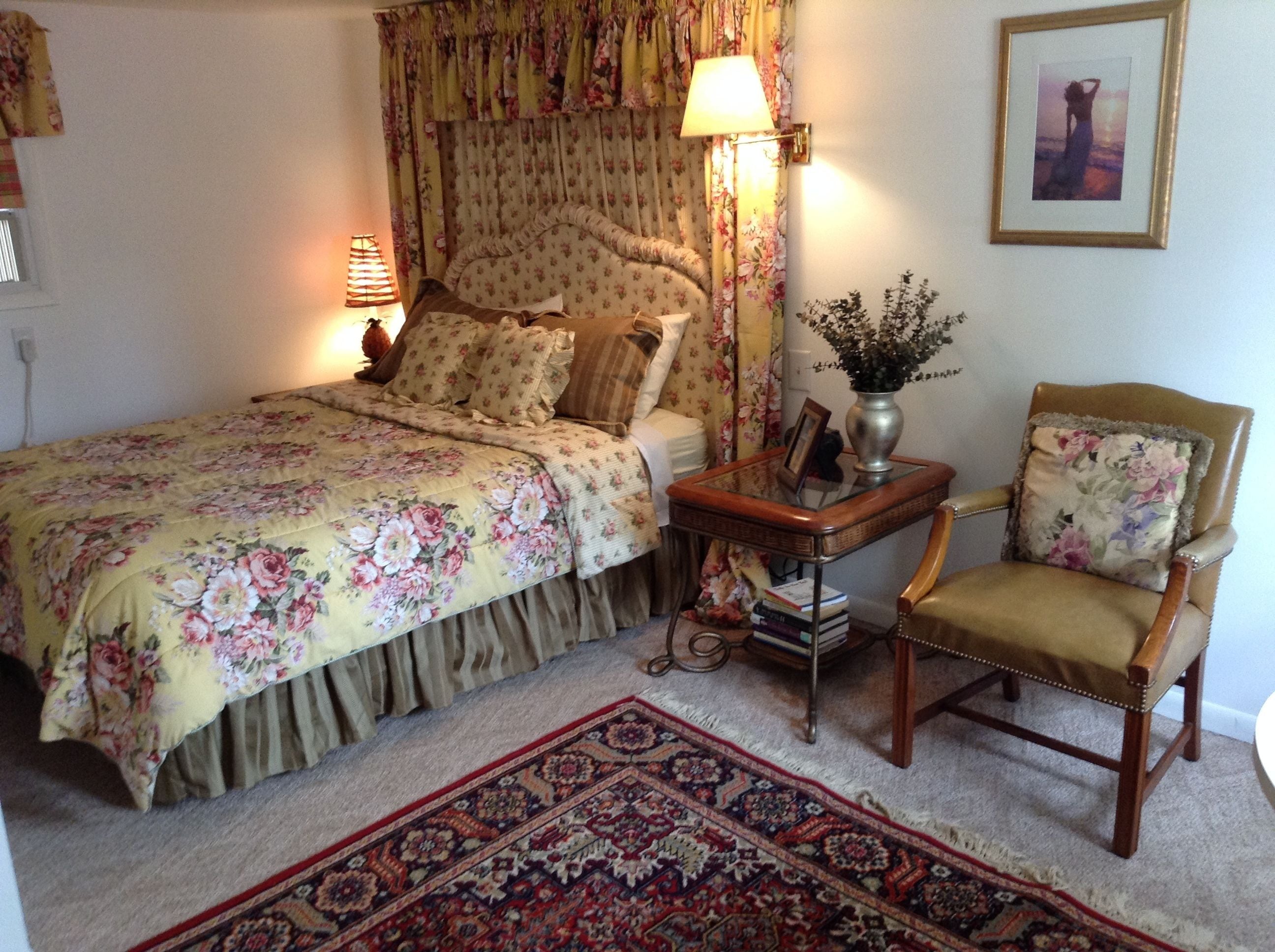 classic room, 1 queen bed, ground floor | 1 bedroom, individually decorated, individually furnished