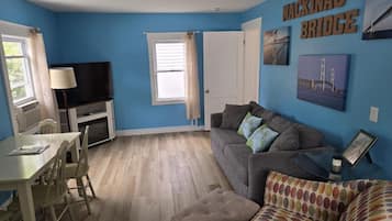 Klassieke cottage | Woonruimte | Een flatscreentelevisie