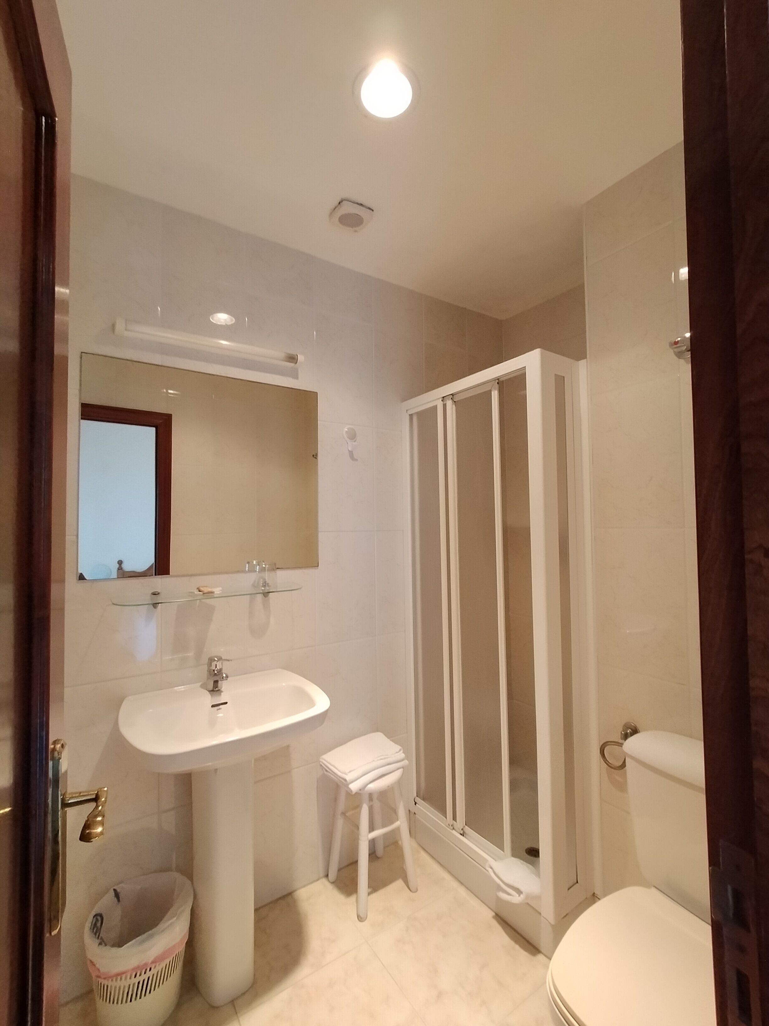 single room | bathroom | free toiletries, hair dryer, towels