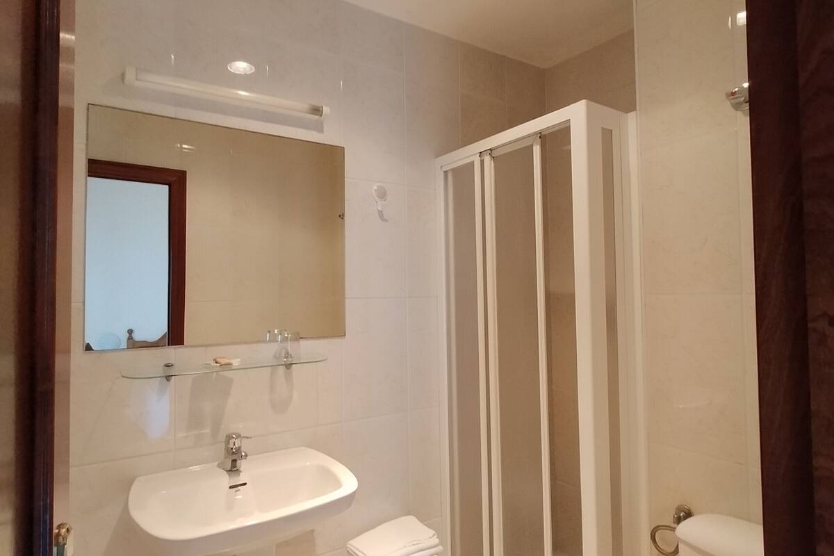 single room | bathroom | free toiletries, hair dryer, towels
