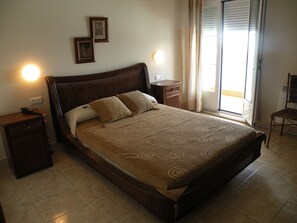 Habitación doble estándar, Terraza, vista al mar | Caja de seguridad en la habitación, wifi gratis y ropa de cama 