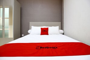 Desk, WiFi, bed sheets - RedDoorz Plus near UPN Jogjakarta 2 (Depok)