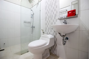 Camera doppia | Bagno | Doccia, set di cortesia gratuito, asciugamani