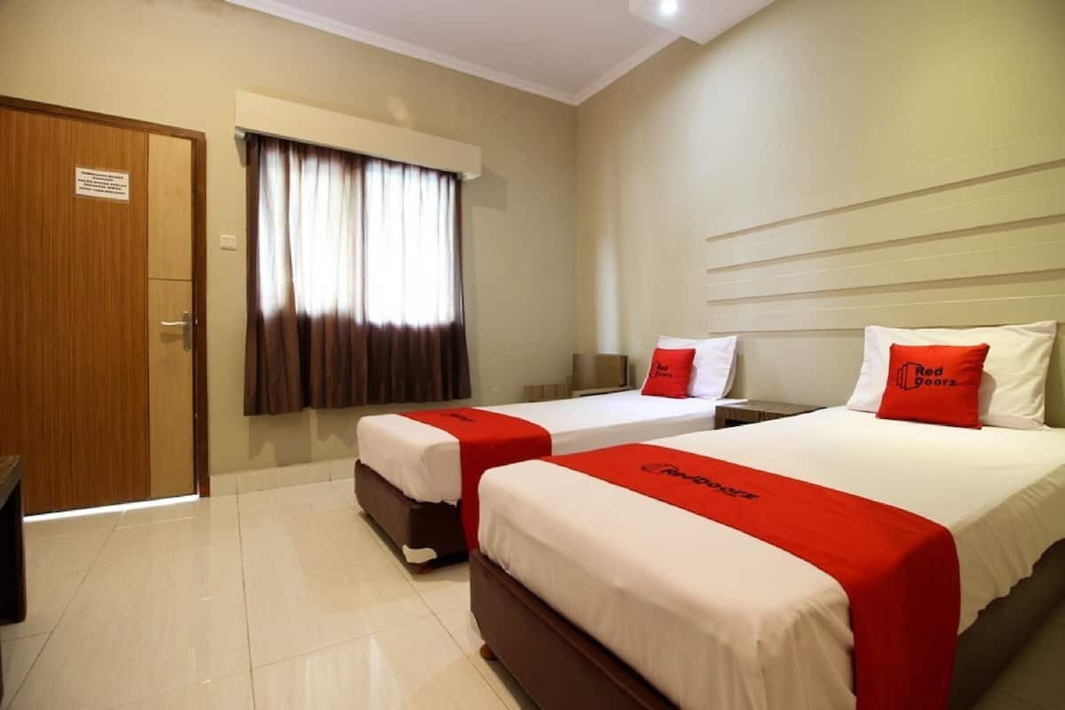 Escritorio, wifi gratis, ropa de cama