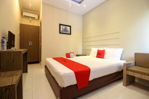 Desk, free WiFi, bed sheets - RedDoorz Plus @ Jalan Damai 2 (Ngaglik)