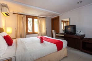 Premium Room | Desk, free WiFi, bed sheets - RedDoorz Premium @ Raya Nginden (Surabaya)