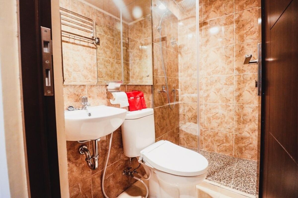 Ein Badezimmer mit Waschbecken, Toilette und Dusche.