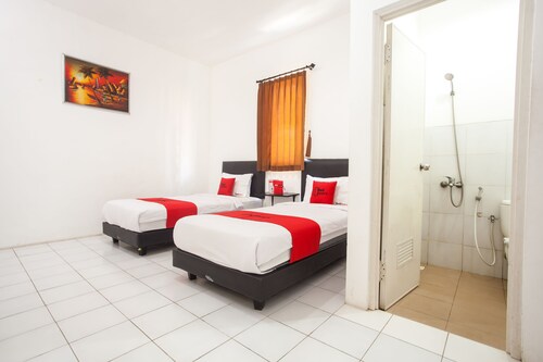 RedDoorz Plus near Galaxy Mall