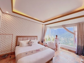 Desk, blackout drapes, soundproofing, free WiFi - Muong Hoa Valle Hotel (Sa Pa)