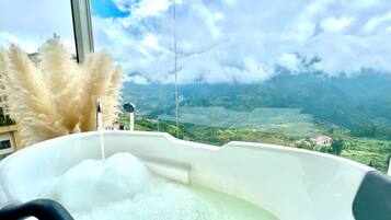 Deluxe Double Room, Mountain View | Deep soaking bathtub
