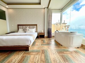 Desk, blackout drapes, soundproofing, free WiFi - Muong Hoa Valle Hotel (Sa Pa)