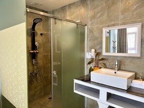 Combined shower/tub, free toiletries, hair dryer, slippers - Muong Hoa Valle Hotel (Sa Pa)