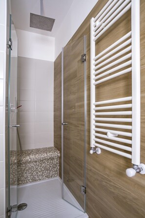 Apartment | Bathroom shower - La Casa del Cardinale (Monopoli)