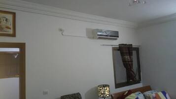 Studio | Desk, iron/ironing board, free WiFi