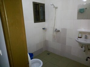 Studio | Badkamer | Een douche, gratis toiletartikelen