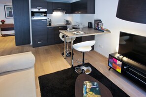 Huoneisto, kylpyhuone makuuhuoneen yhteydessä (Flat Moliere) | Yksityinen keittiö | Jääkaappi, mikroaaltouuni, uuni, liesi