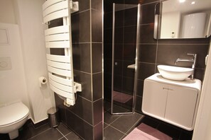 Apartment, Ensuite (Flat Moliere) | Bathroom | Shower, free toiletries, hair dryer, towels