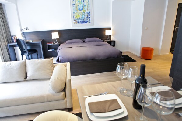 Apartment, Ensuite (Flat Moliere) | Individually decorated, individually furnished, iron/ironing board