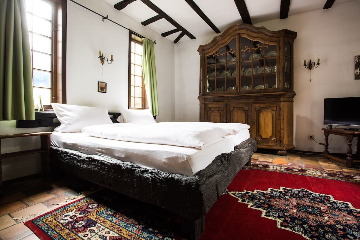 Cots/infant beds, rollaway beds, free WiFi, bed sheets
