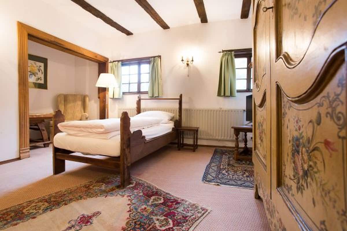 Cots/infant beds, rollaway beds, free WiFi, bed sheets