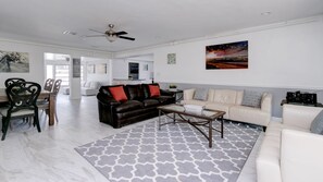 House, 6 Bedrooms | Living area