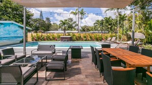 Outdoor pool, pool umbrellas - Hollywood Castle Palace (Hollywood)