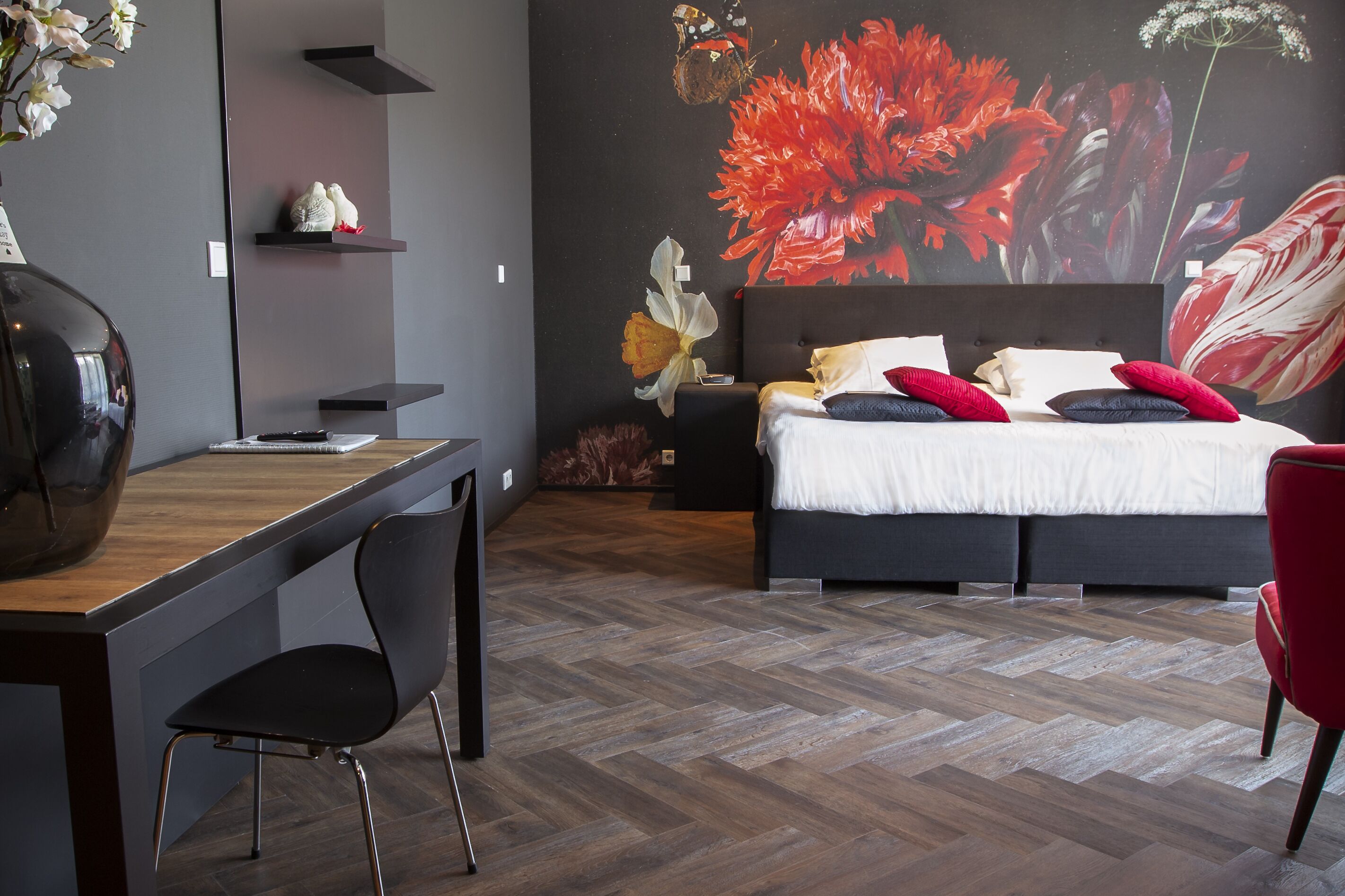 Un dormitorio moderno con una cama grande, un escritorio y una silla.