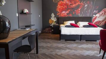 Un dormitorio moderno con una cama grande, un escritorio y una silla.