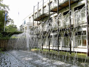 A building with a water feature in front. - Hotel Spelderholt (Beekbergen)