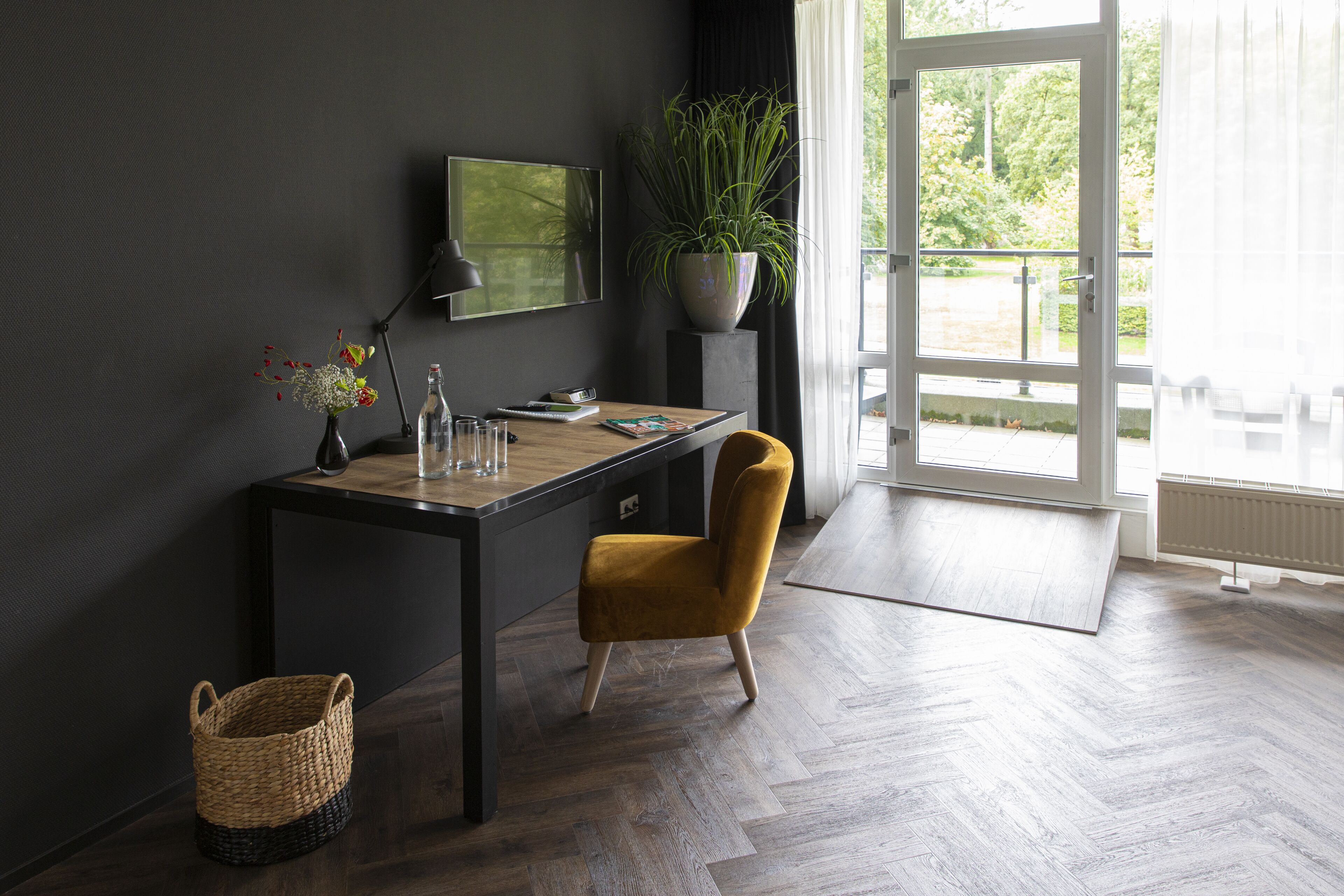 comfort room | desk, soundproofing, cots/infant beds, rollaway beds