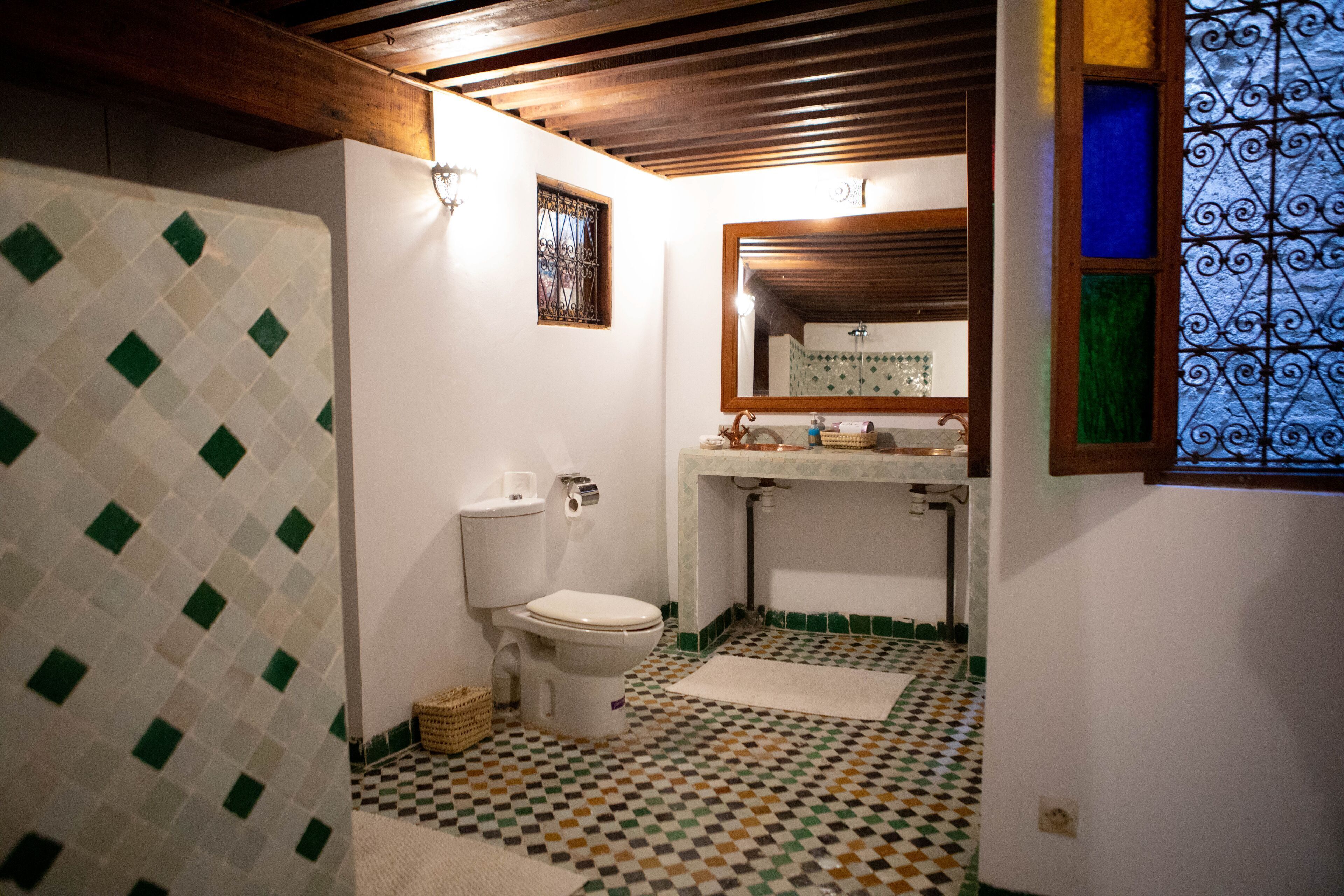 Bathroom | Deep soaking tub, rainfall showerhead, free toiletries, hair dryer