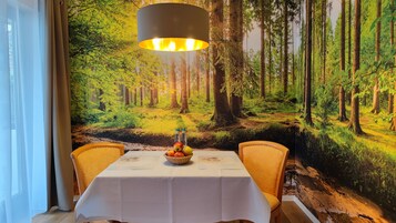 Apartamento superior, 1 quarto, sacada | Opções para refeição no quarto