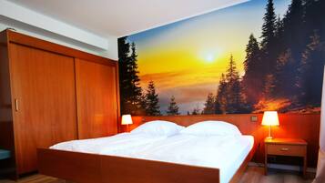 Superior appartement, 1 slaapkamer, uitzicht op bergen | Een kluis op de kamer, een bureau, een laptopwerkplek