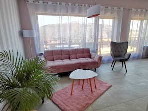 Appartamento Deluxe | Area soggiorno | TV a schermo piatto